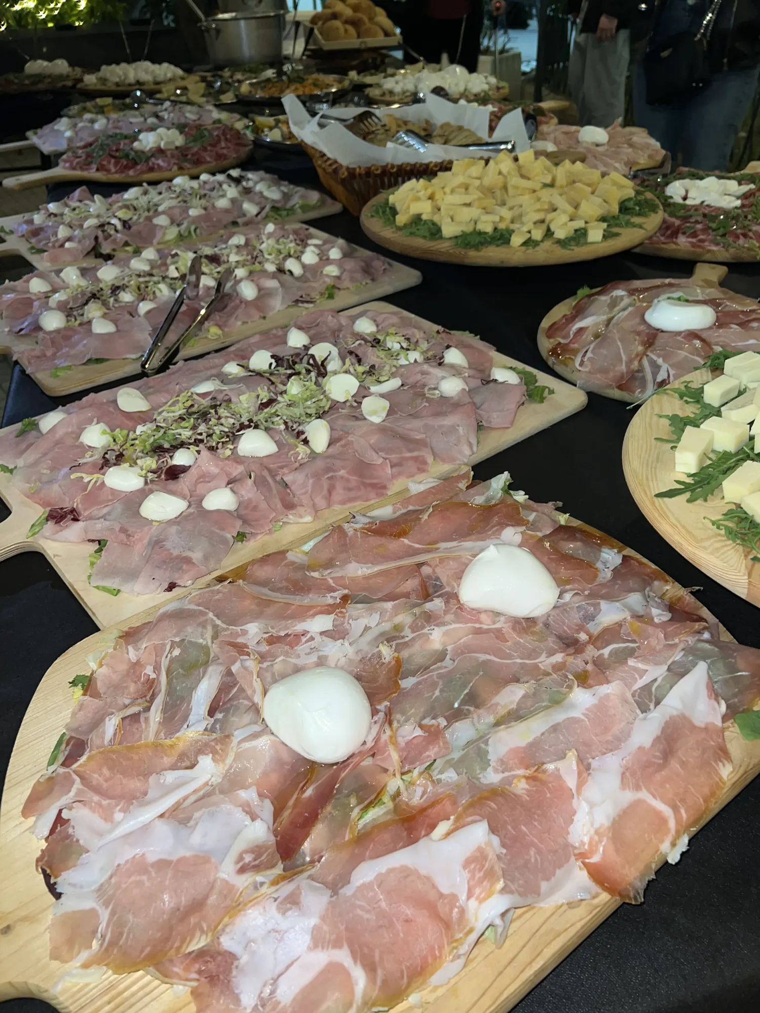 Buffet per aperitivo con taglieri e prodotti salati