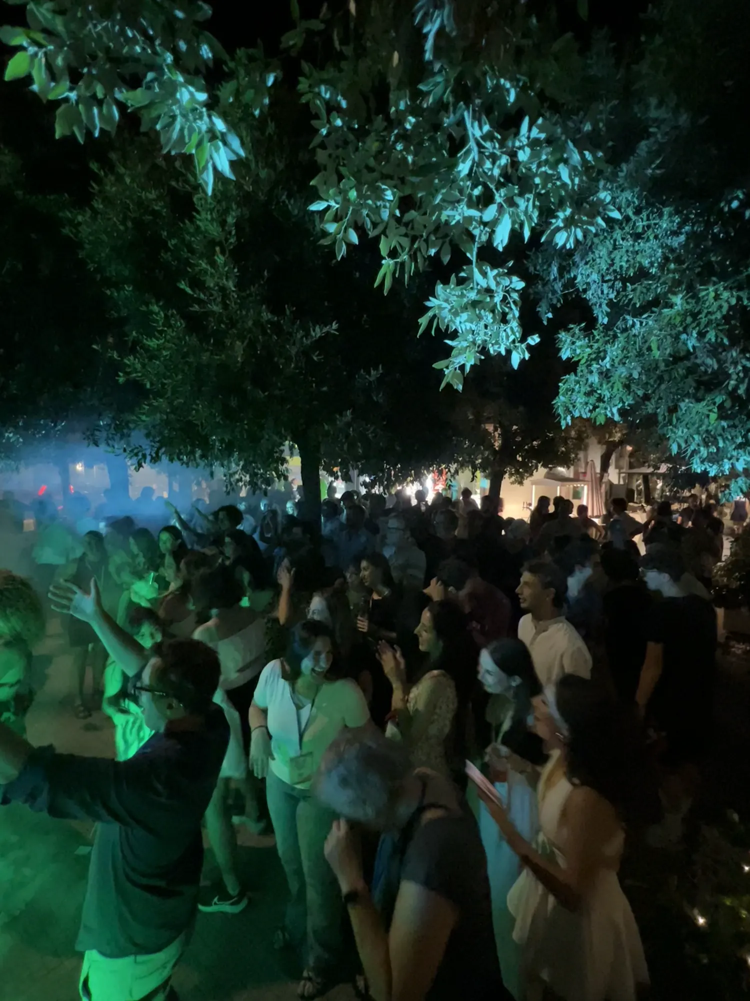 Serata nel garden di People Is You con persone e luci verde mela