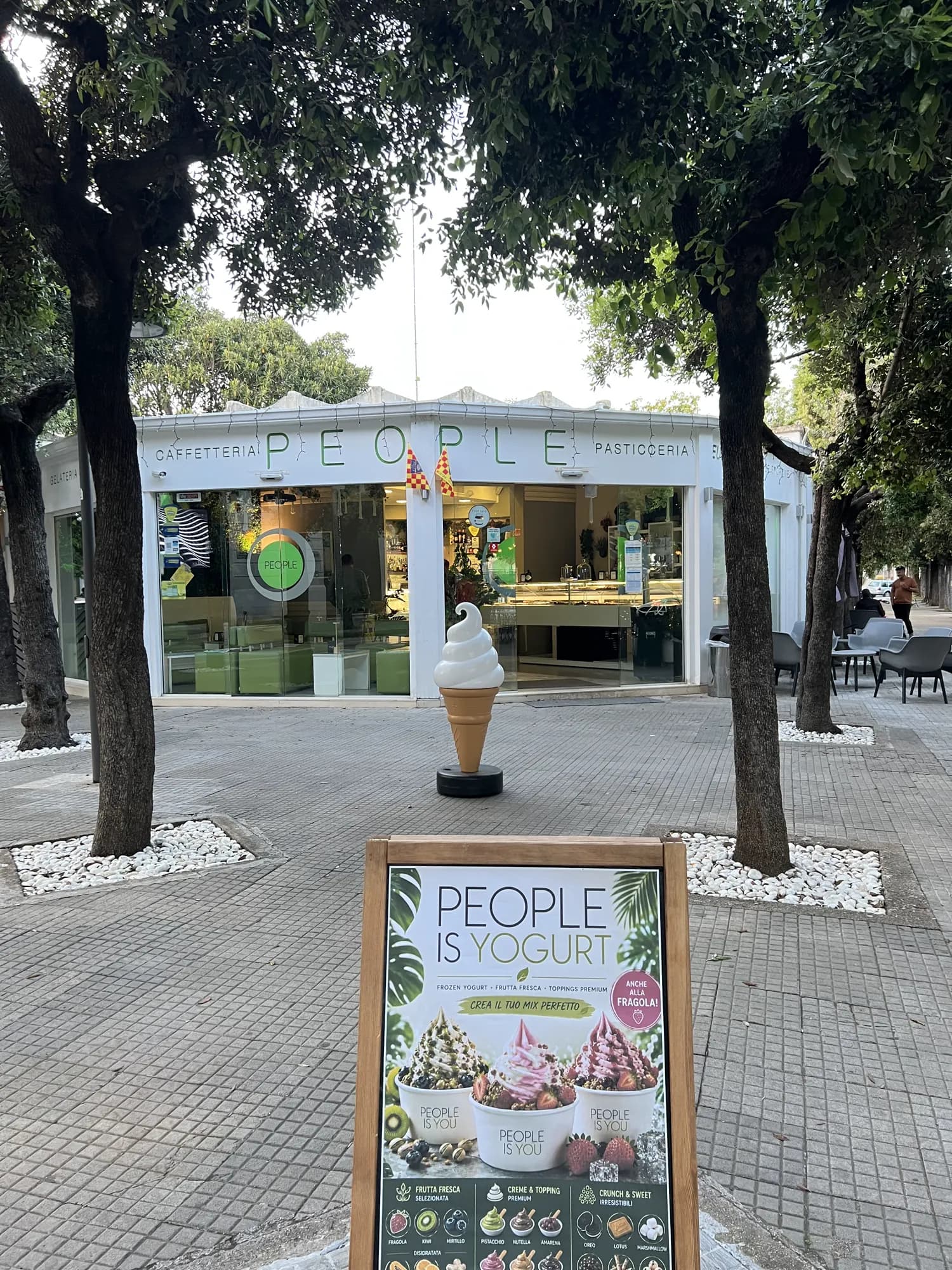 Esterno di People Is You in Largo Osanna a Soleto