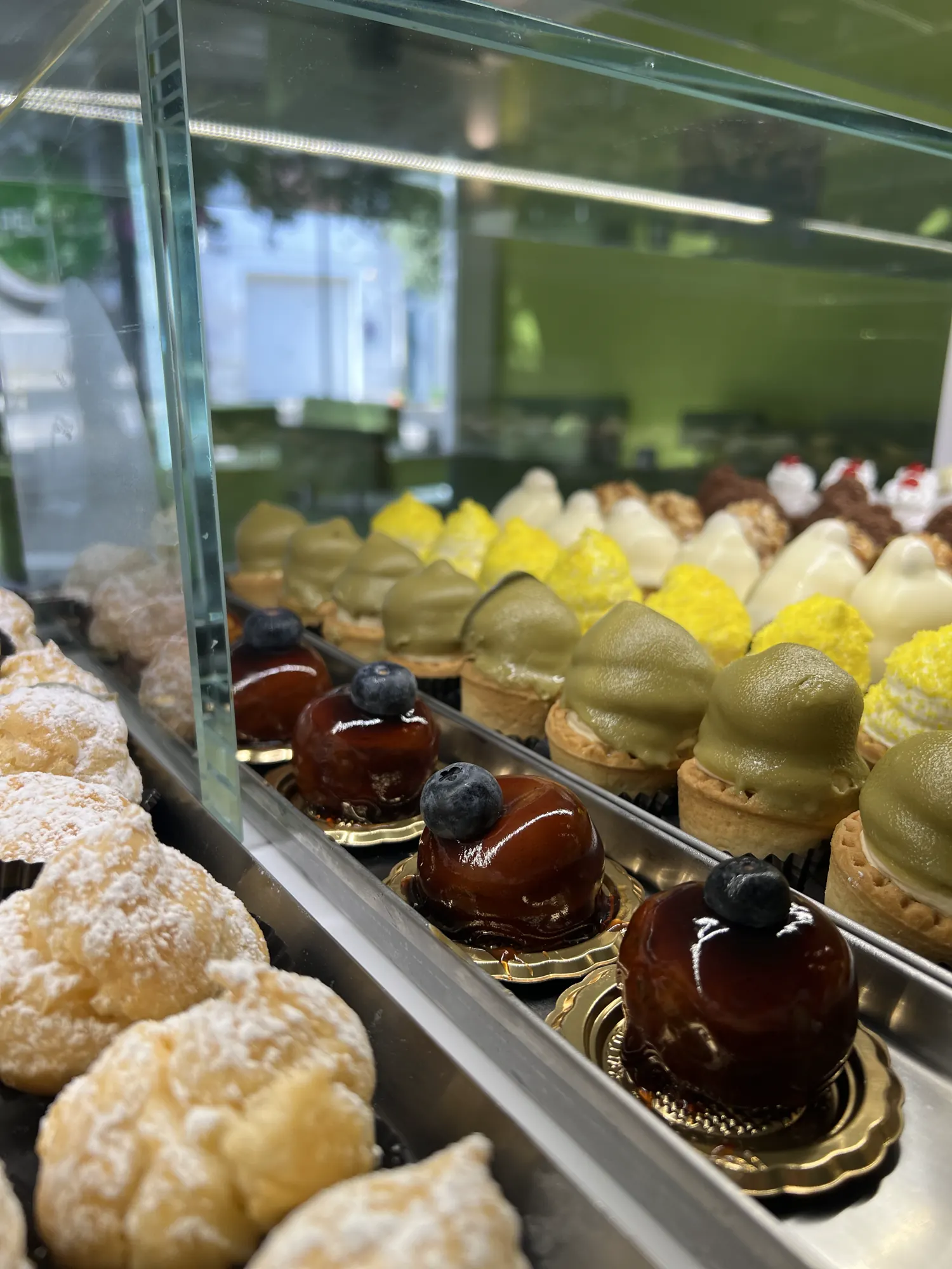 Vetrina di pasticceria con dolci e mignon da People Is You